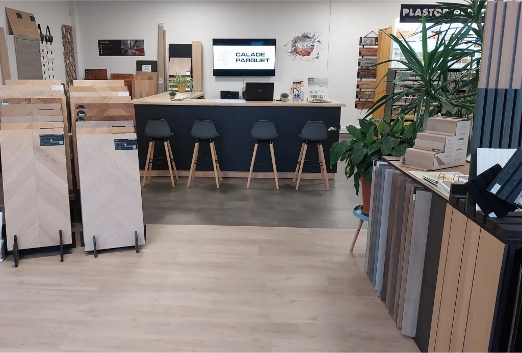 entrée du magasin où l'on peut voir deux sols SPC vinyles différents : un dalle aspect carrelage béton foncé et un imitation parquet bois très clair