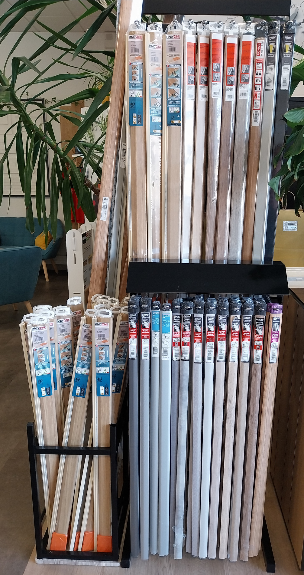 Présentoirs avec différents types de seuils aluminium, plaqué chêne, coloris assortis de différentes longueurs dans le magasin Calade Parquet de Saint-Georges de Reneins