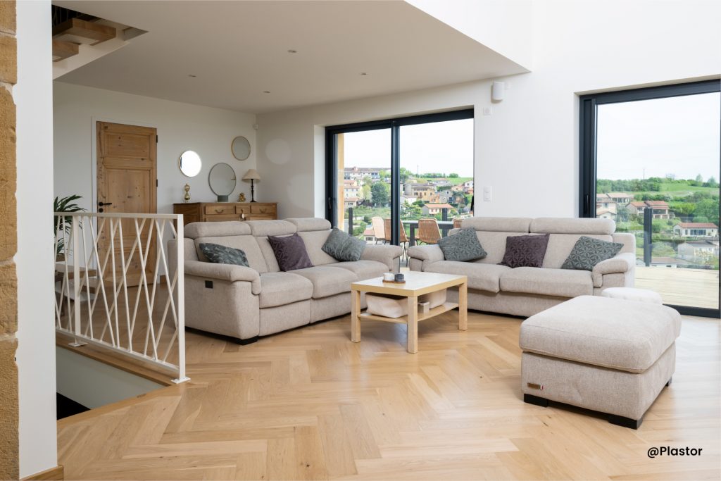 Un salon avec un magnifique parquet chêne contrecollé bâtons rompus vitrifié sur place avec l'effet bois nu de chez Plastor